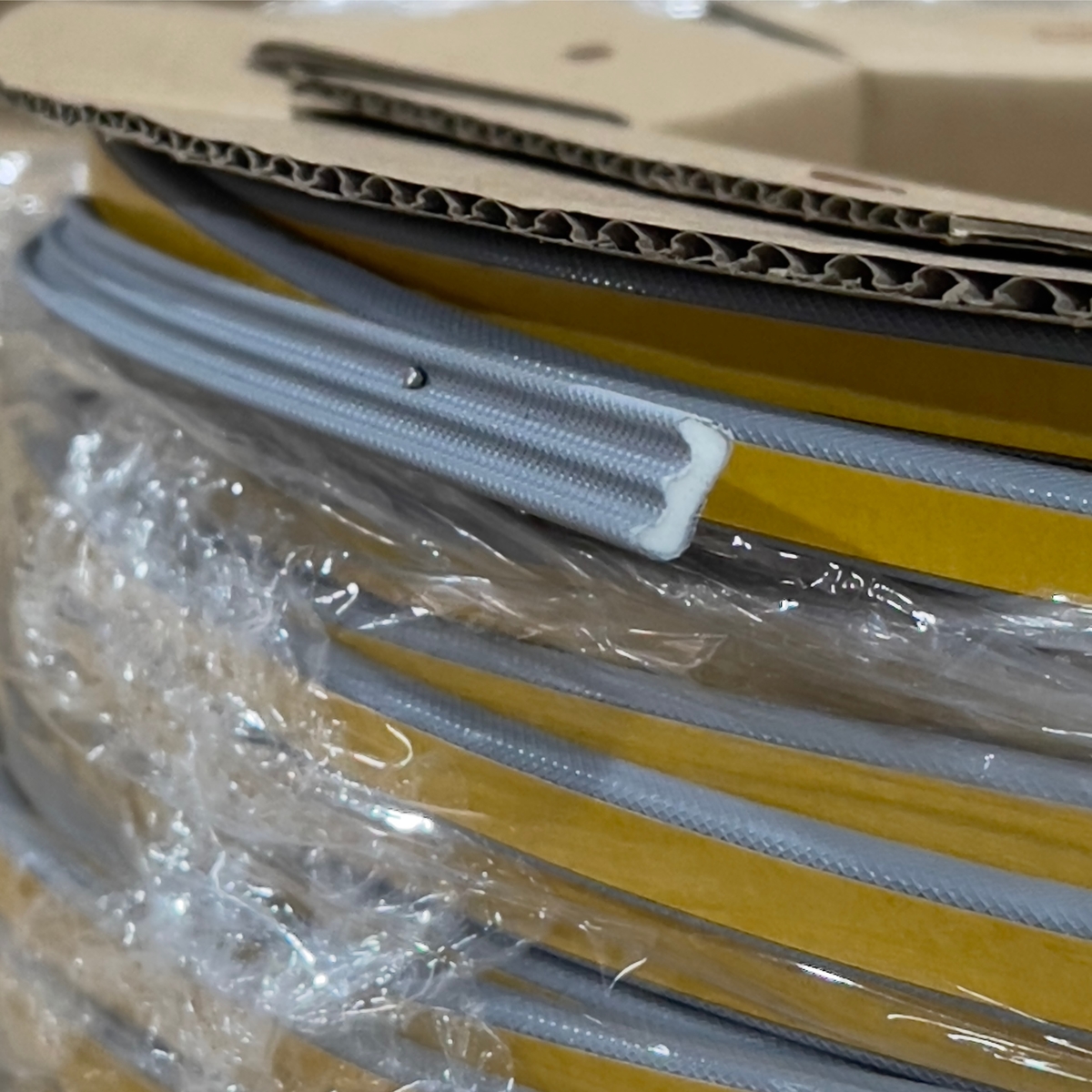 Ущільнювач самоклеючий